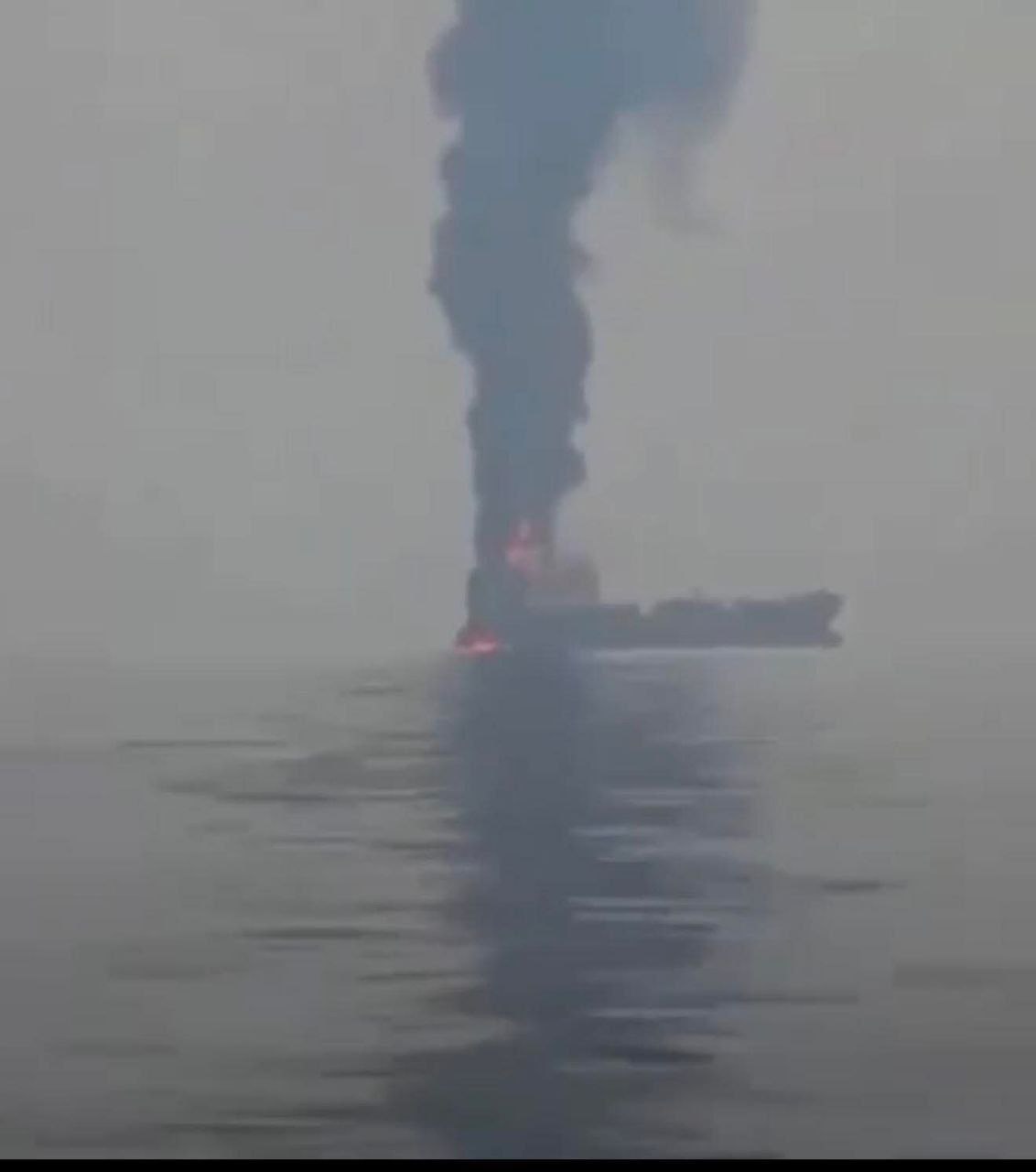 التلفزيون الإيراني: استهداف ناقلة نفط حاولت العبور من مضيق هرمز…