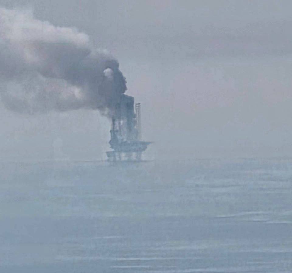 صورة لاستهداف منصة نفطية بطائرة مسيرة ايرانية في الخليج