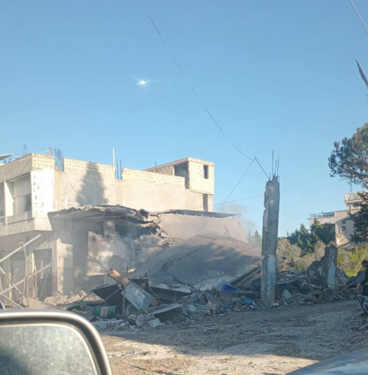 بالصورة | غارة إسرائيلية تستهدف بلدة ديرقانون جنوب #لبنان