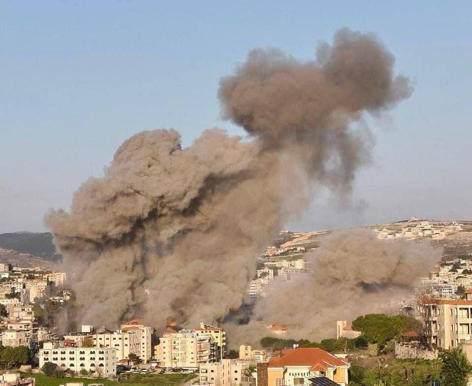 العدو الإسرائيلي يقصف مبنى القرض الحسن في مدينة النبطية جنوب…