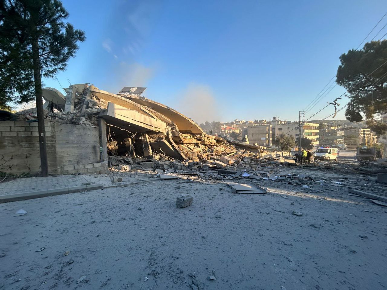 طيران الاحتلال يقصف فرع “القرض الحسن” في مدينة بنت جبيل…