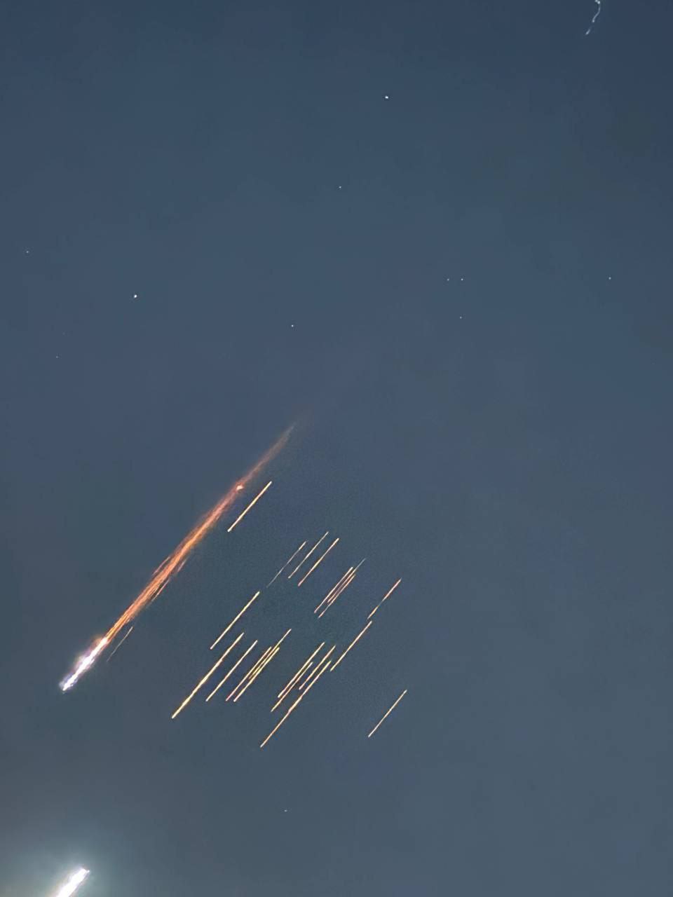 صاروخ انشطاري إيراني في الأجواء قبيل سقوطه على موقع للاحتلال