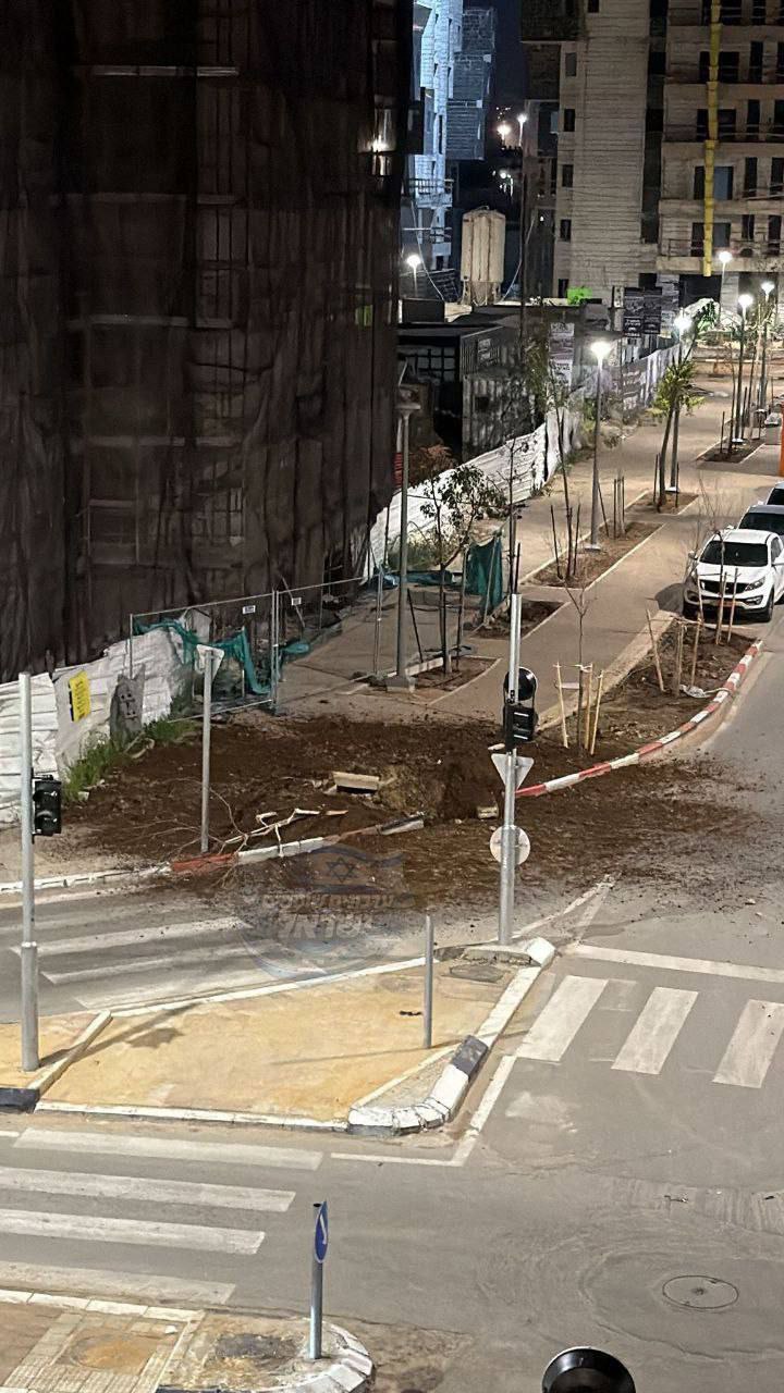 سقوط شظايا صواريخ إيرانية في “بني براك” و”بتاح تكفا” وسط…