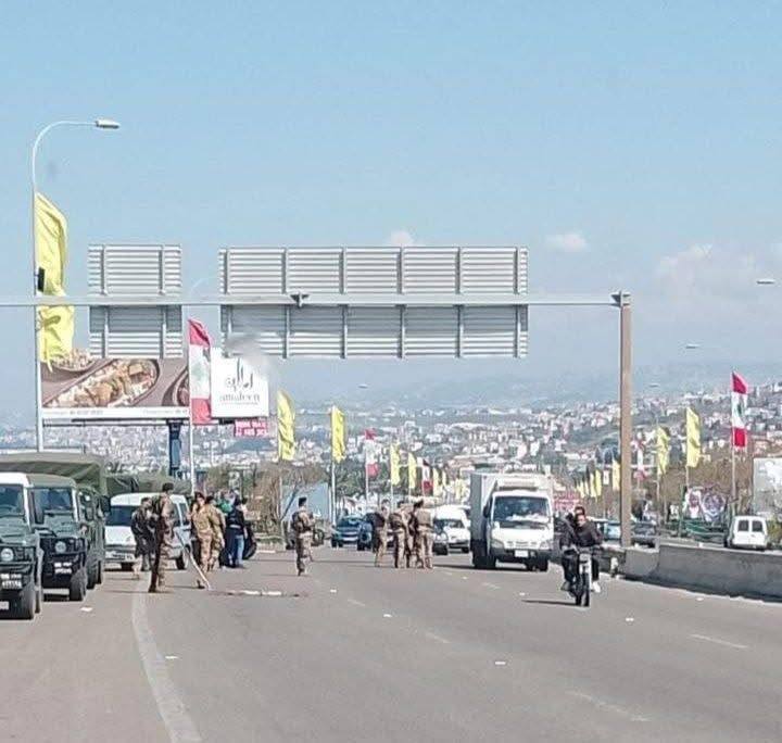 الجيش اللبناني يستحدث حاجزاً على أوتوستراد الزهراني باتجاه النبطية لمواكبة…