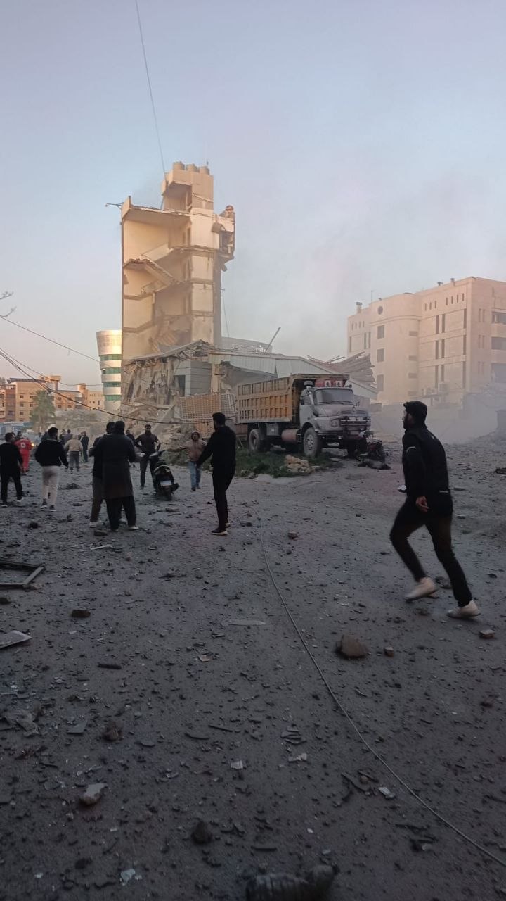 معلومات أولية عن استشهاد عدد من الأشخاص في الغارة الصهيونية…