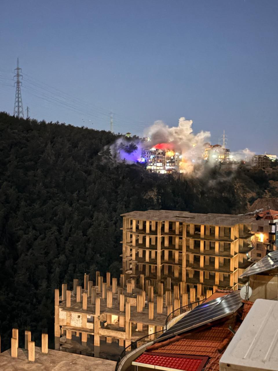 🚨  غارة صهيونية تستهدف بلدة عرمون بجبل لبنان.
