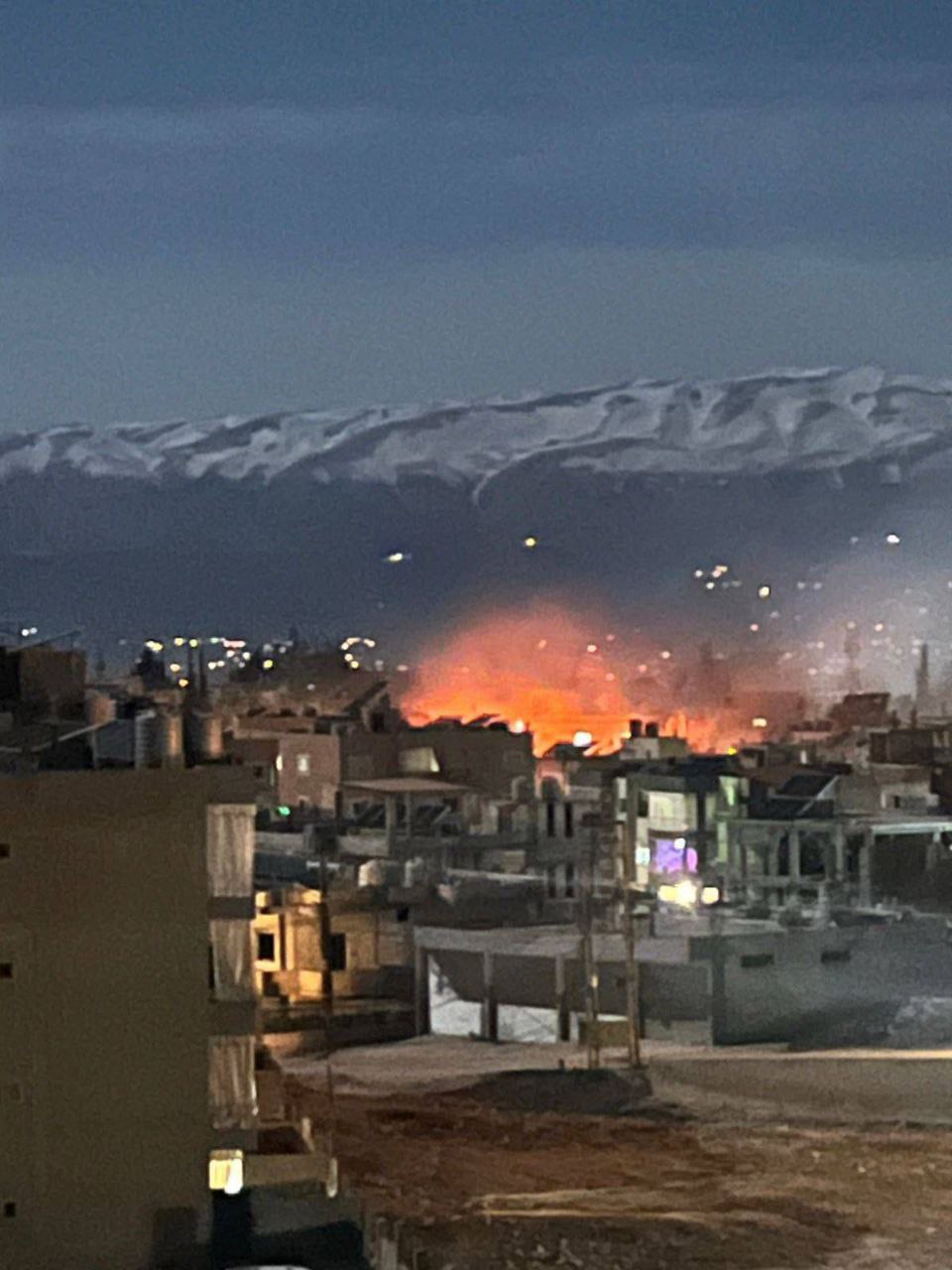 🚨 عدد كبير من الأشخاص عالقين تحت أنقاض المبنى المستهدف…