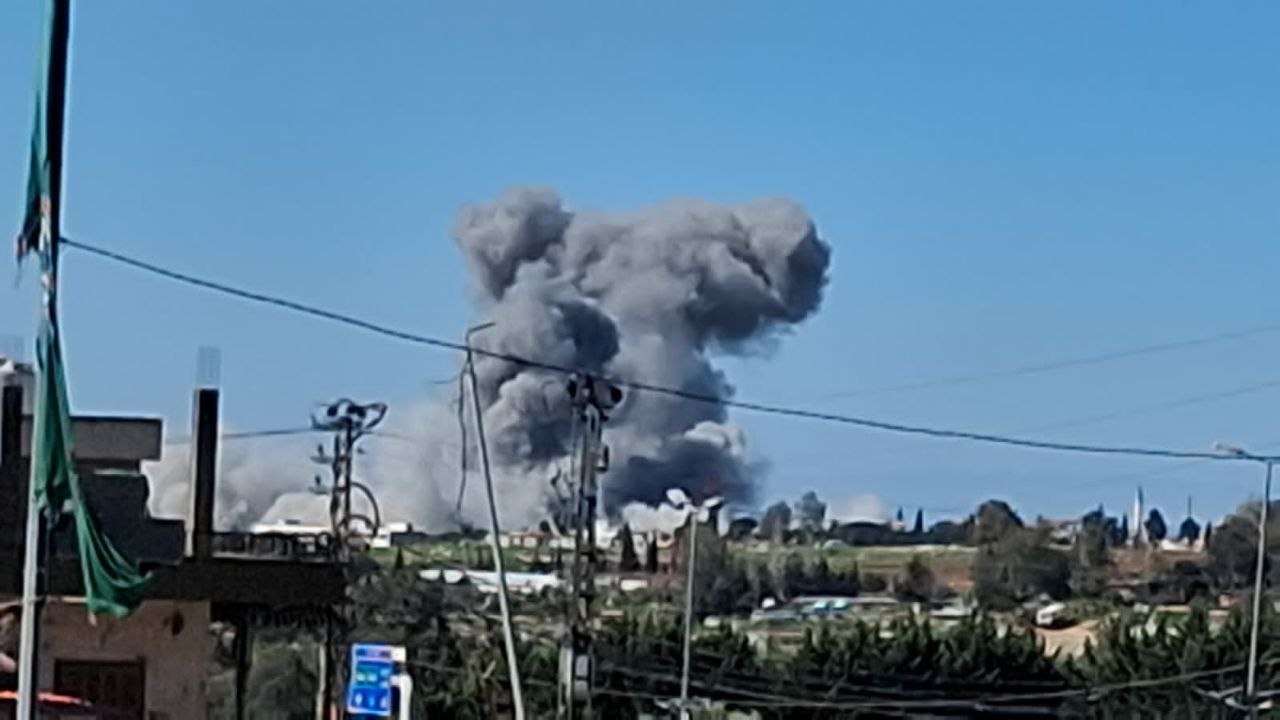 طيران الاحتلال يشن غارة على بلدة ميفدون في لبنان.