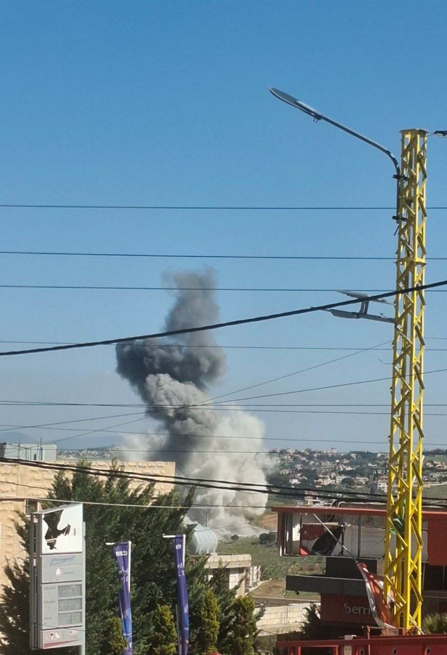 غارة صهيونية تستهدف منطقة السهل بين تبنين وبرعشيت جنوب لبنان