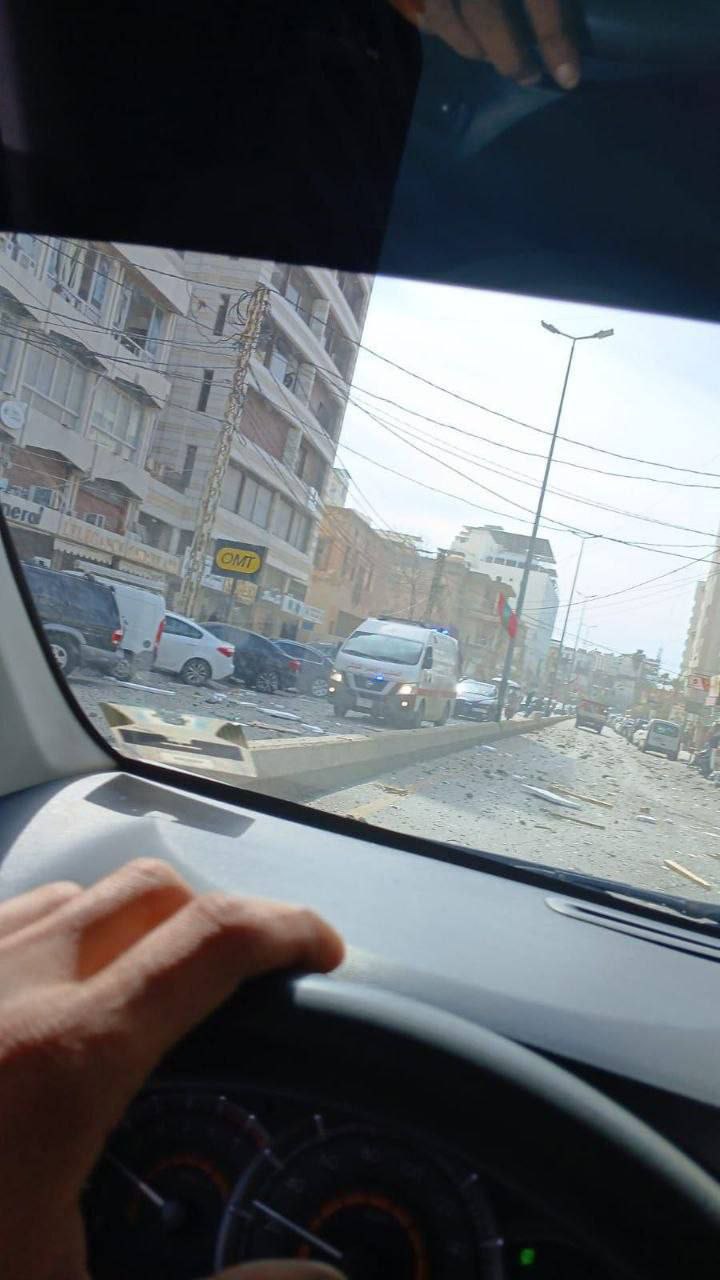 نقل عدد من الإصابات جراء الغارة التي استهدفت مبنى المقاصد…