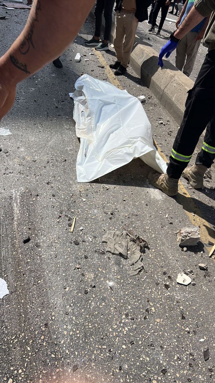 نقل شهداء وجرحى بعد قصف الاحتلال مبنى جمعية المقاصد الخيرية…