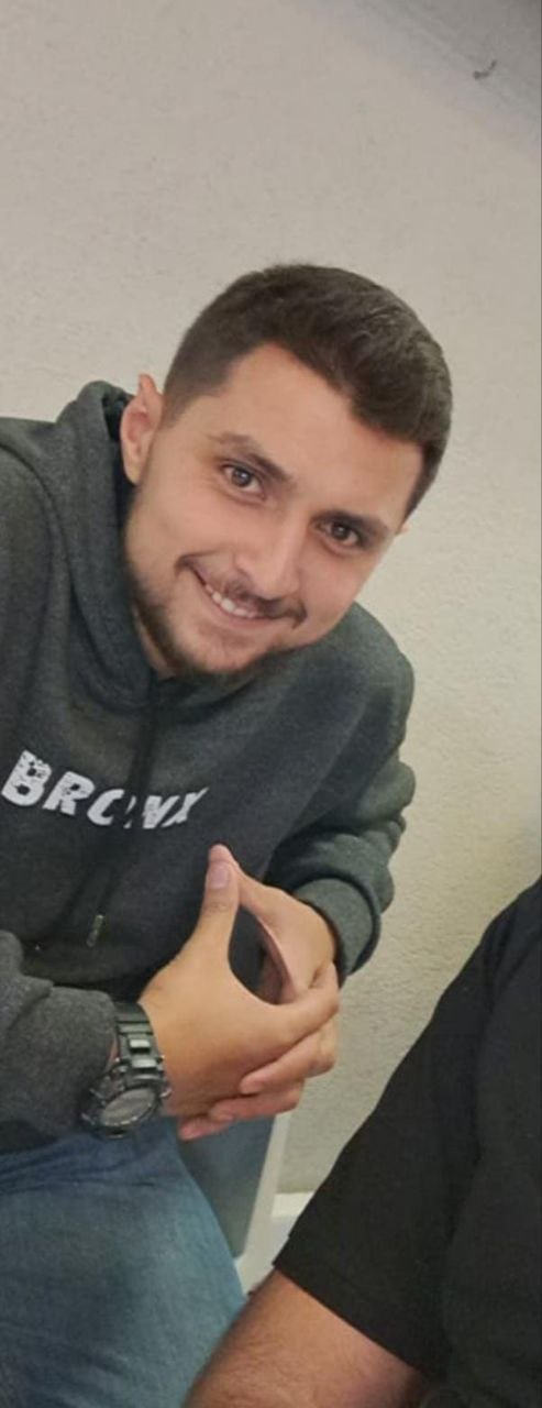 الشهيد عمر بغدادي الذي ارتقى إثر الغارة التي استهدفت مبنى…