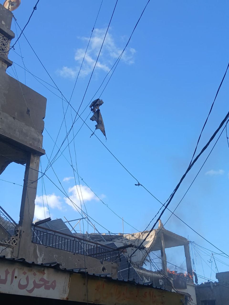 نقل إصابات من مكان القصف إلى مستشفى النداء داخل مخيم…