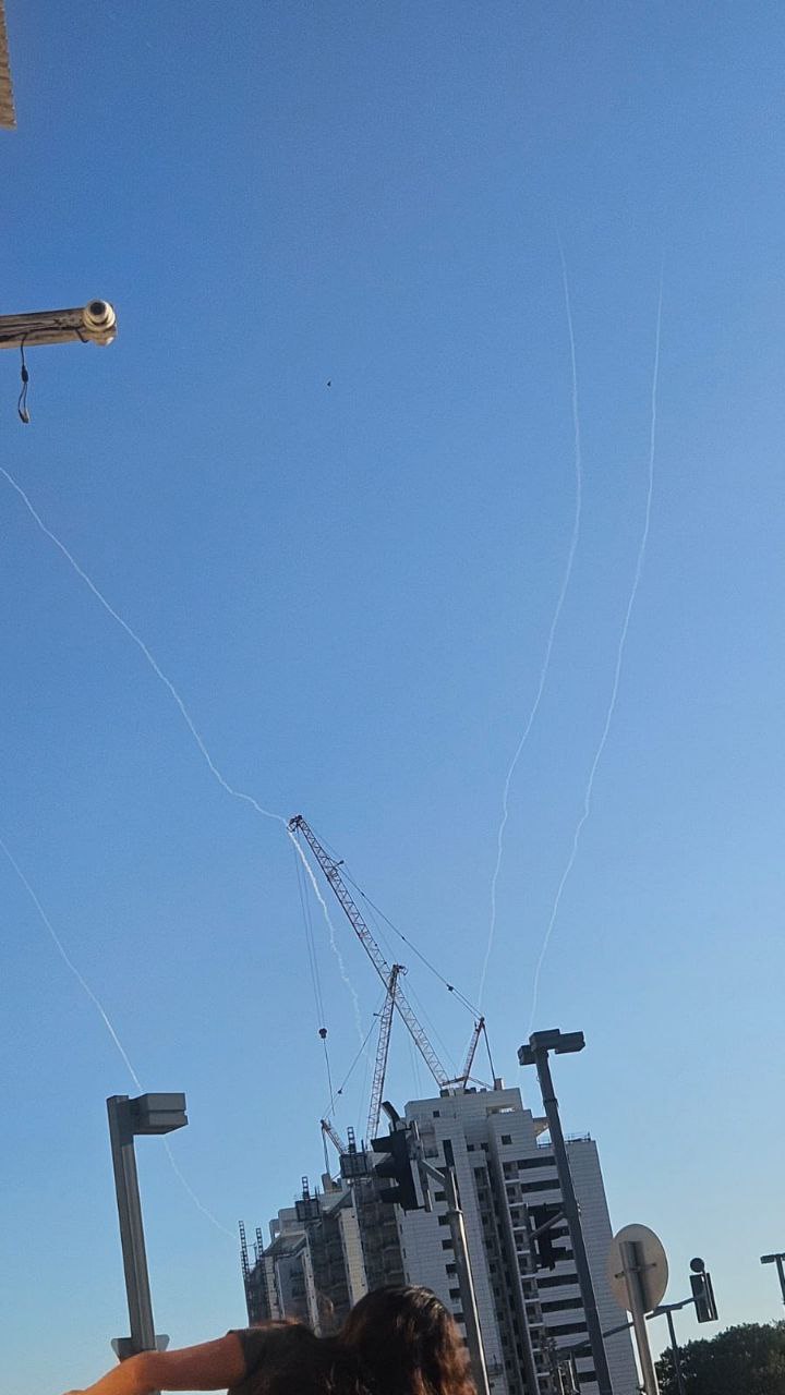 سماء وسط فلسطين المحتلة بعد القصف الإيراني ومحاولات الاعتراض الإسرائيلية