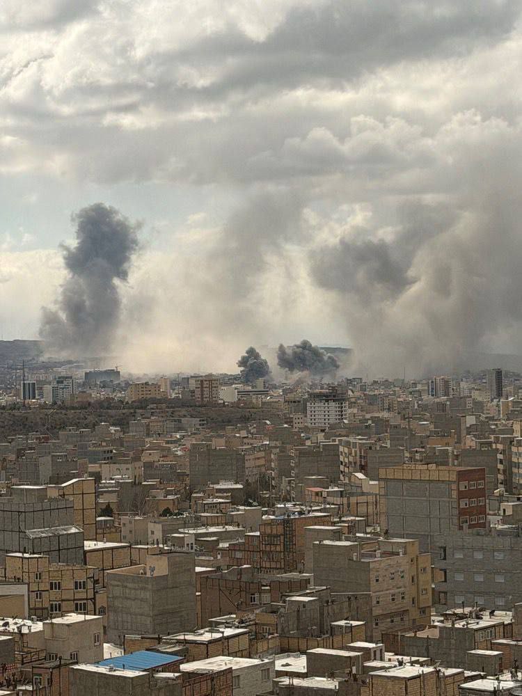 تحالف العدوان الأمريكي الاسرائيلي يشن غارات على مدينة تبريز في…