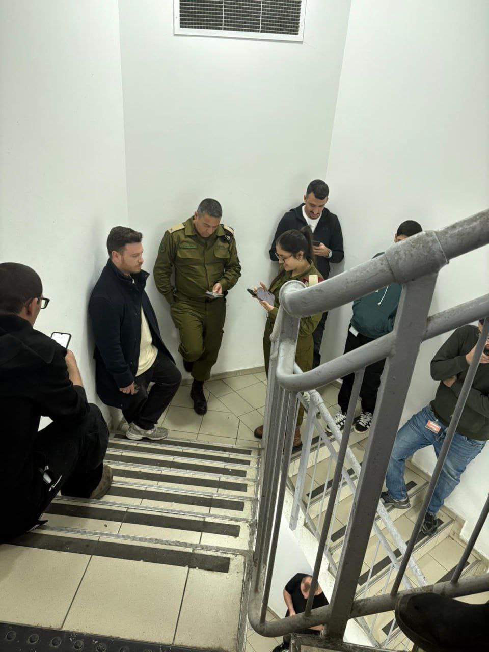 صورة للمتحدث باسم جيش الاحتلال الإسرائيلي إيفي دفرين وهو يحتمي…