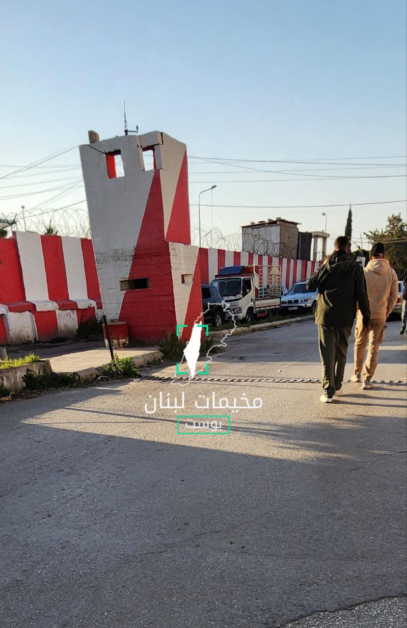 تدقيق وتفتيش للسيارات عند حاجز الحسبة على مداخل مخيم عين…