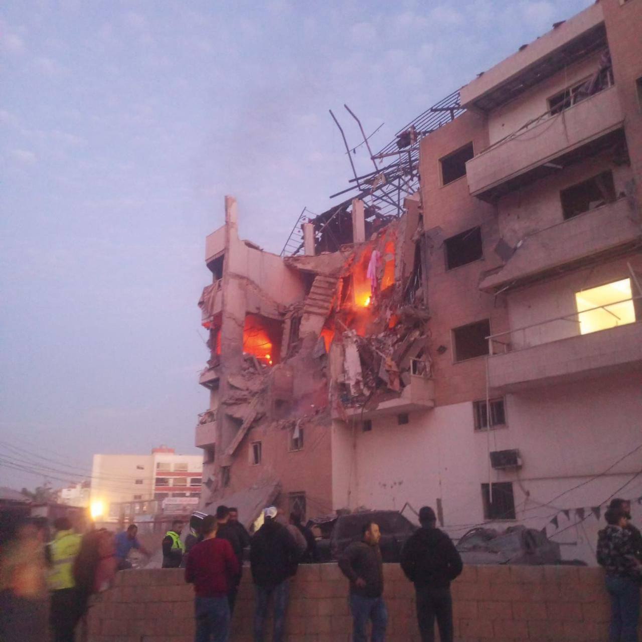 المبنى الذي استهدفه الاحتلال في مفرق معركة بمدينة صور جنوب…