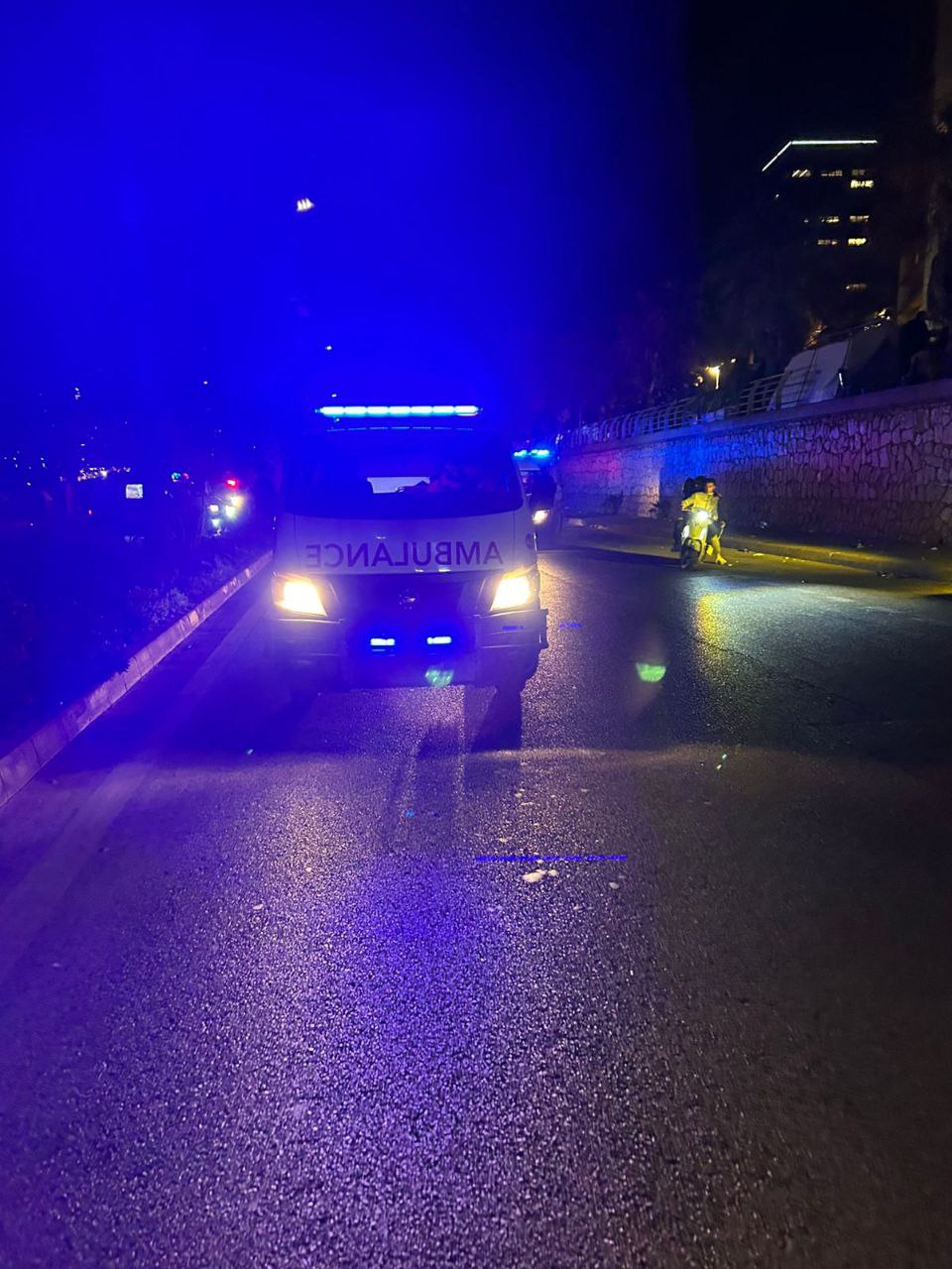 إسعاف جمعية الشفاء للخدمات الطبية والإنسانية يصل إلى مكان الغارة…