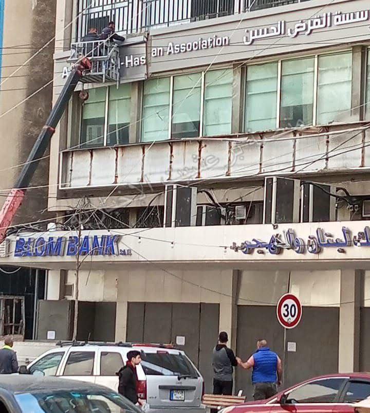 بلدية صيدا تُخلي فرع “مؤسسة القرض الحسن” في السوق التجاري…