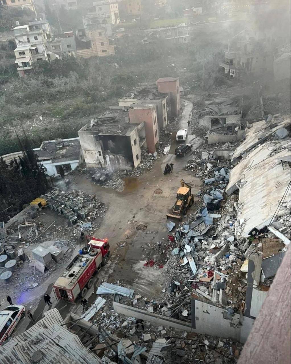 آثار الغارة الإسرائيلية التي استهدفت بلدة تفاحتا جنوب لبنان