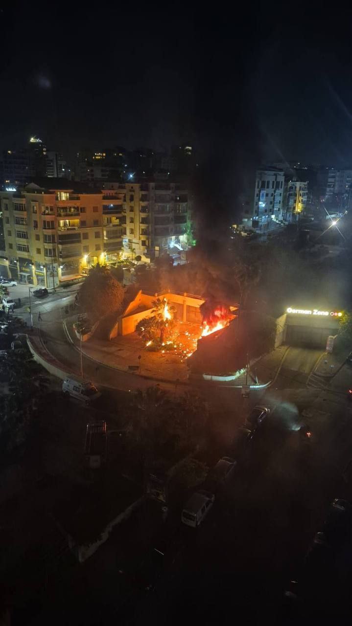 🚨 مسيّرة صهيونية تستهدف سيارة في منطقة الجناح ببيروت، وأنباء…