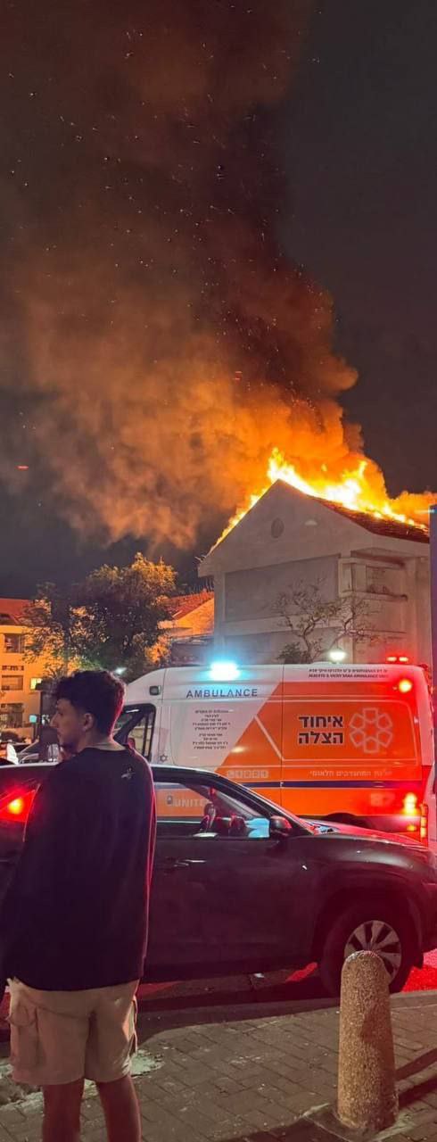 مشاهد من حراىق المنازل في تل أبيب بعد استخدامها بالصواريخ…