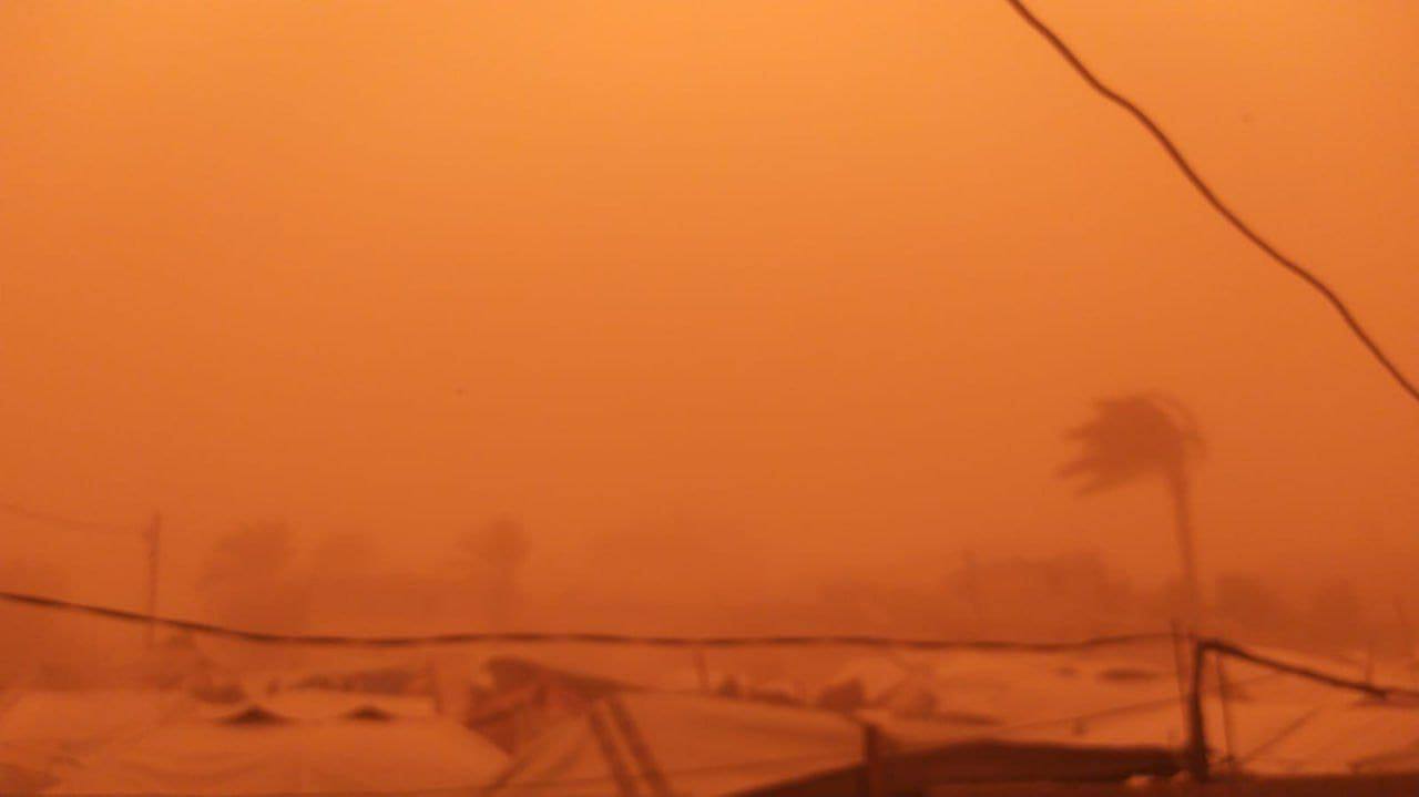 عاصفة رملية تضرب خيام النازحين في قطاع غزة، وتزيد من…