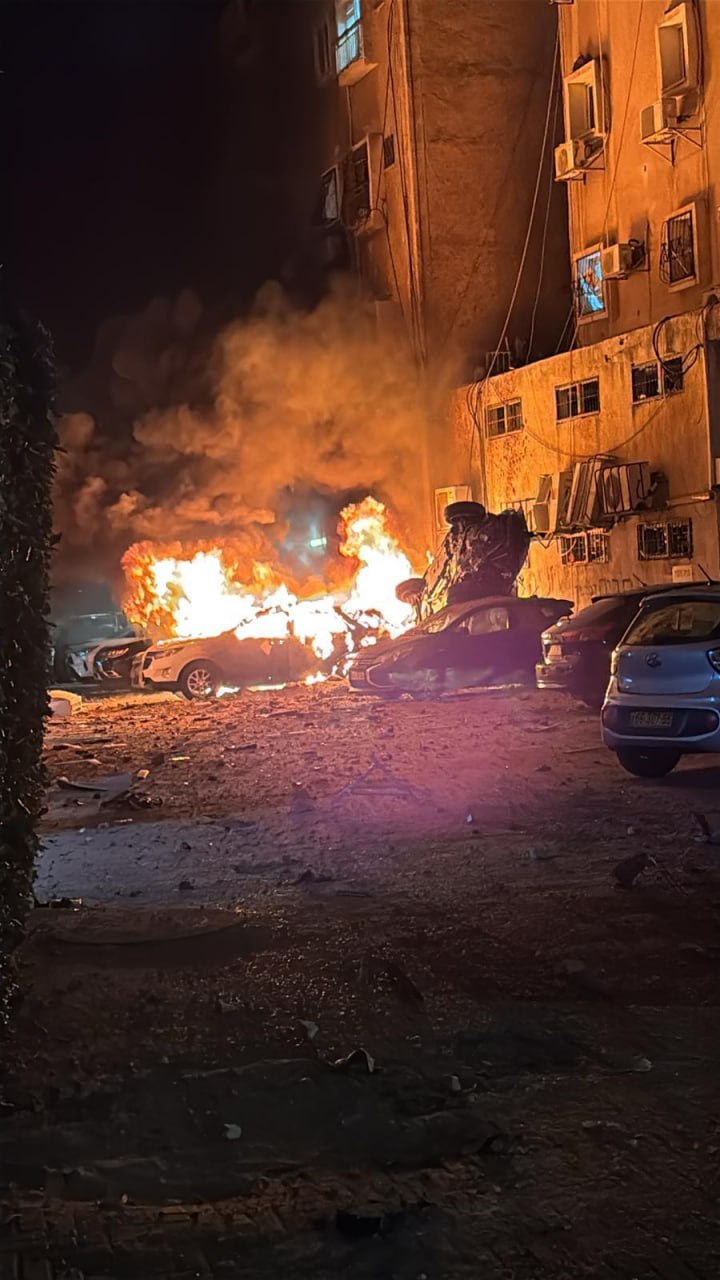 🚨 سقوط صاروخ إيراني واندلاع حريق في مركبات المستوطنين وسط…