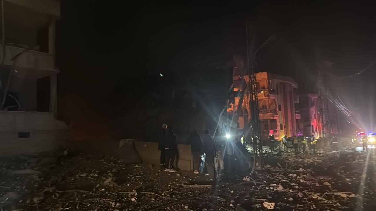 جانب من الدمار الذي خلفه طيران الاحتلال عقب استهداف بلدة…