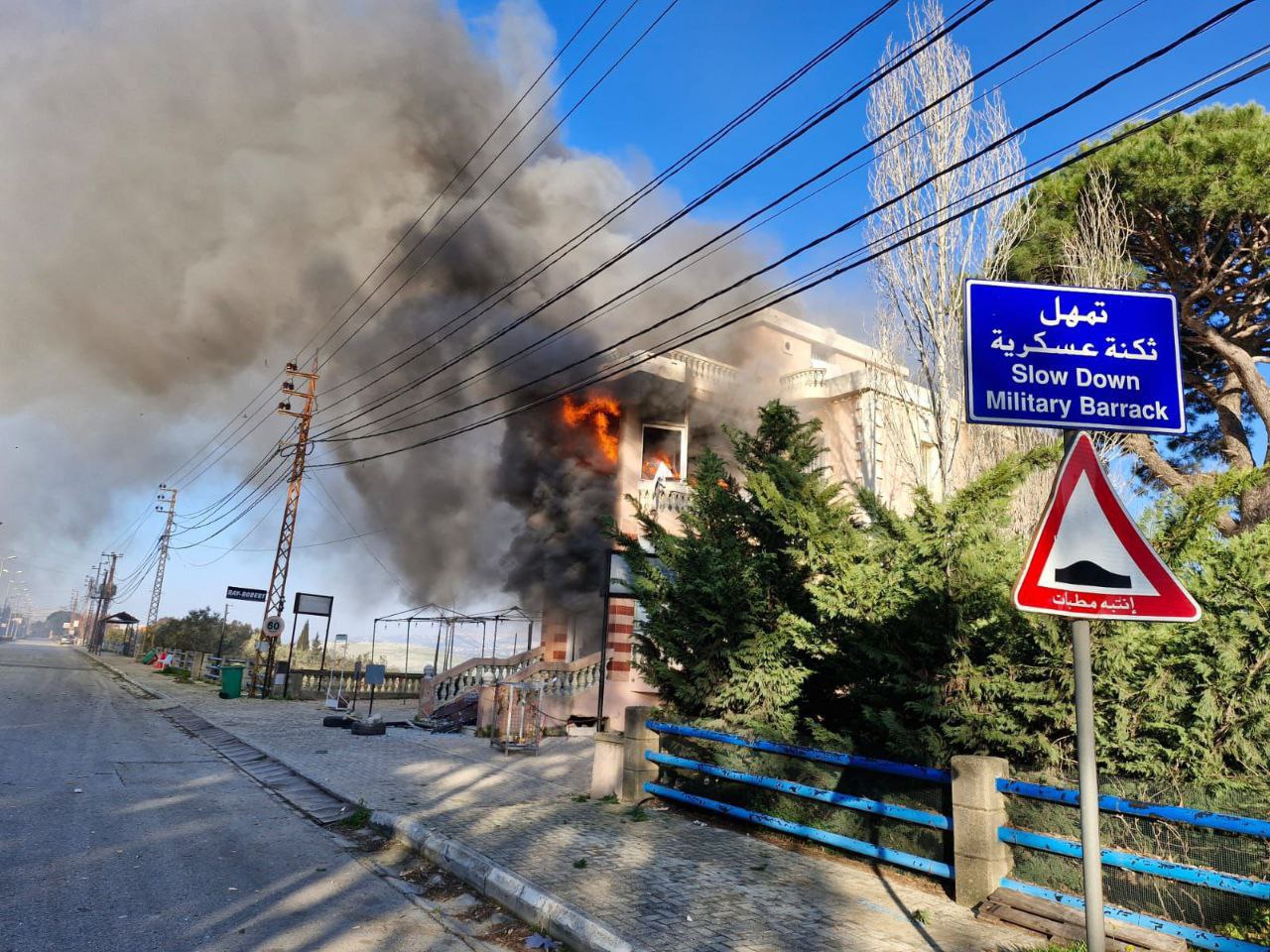 قصف مدفعي صهيوني يستهدف منزلاً يقع على طريق عام مرجعيون…