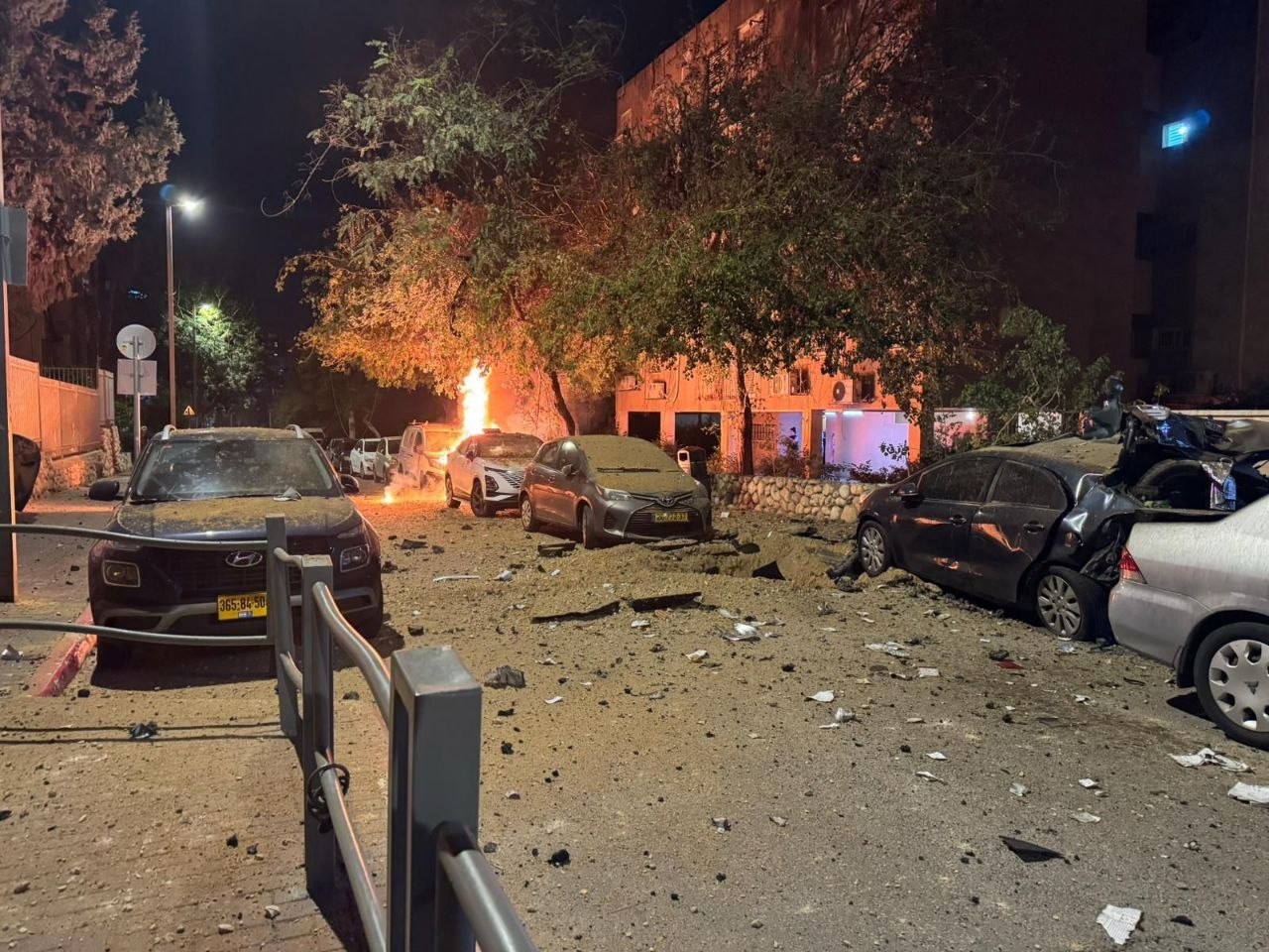 🚨 أضرار كبيرة في منطقة حولون وسط الكيان إثر هجوم…