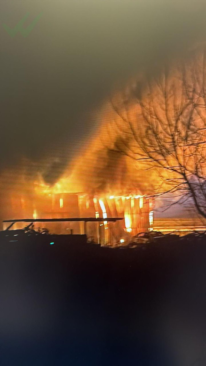 🚨 صورة تظهر استمرار اندلاع النيران في “مشمار هشيفا” وسط…