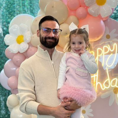 إصابة ياسر شري (ابن الإعلامي محمد شري) وطفلته وزوجته وهم…