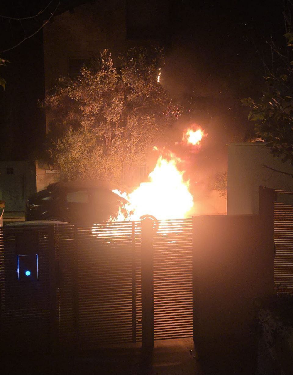 🚨 اندلاع حريق بمركبات المستوطنين في “تل أبيب” وسط فلسطين…