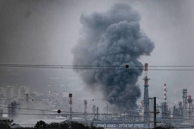 شركة بازان المشغلة لمصافي حيفا: الهجوم الصاروخي أضر بالبنية التحتية…