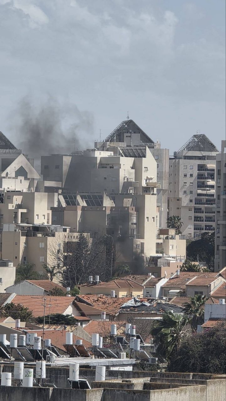 سقوط شظايا صاروخية على مبنى في وسط “تل أبيب”