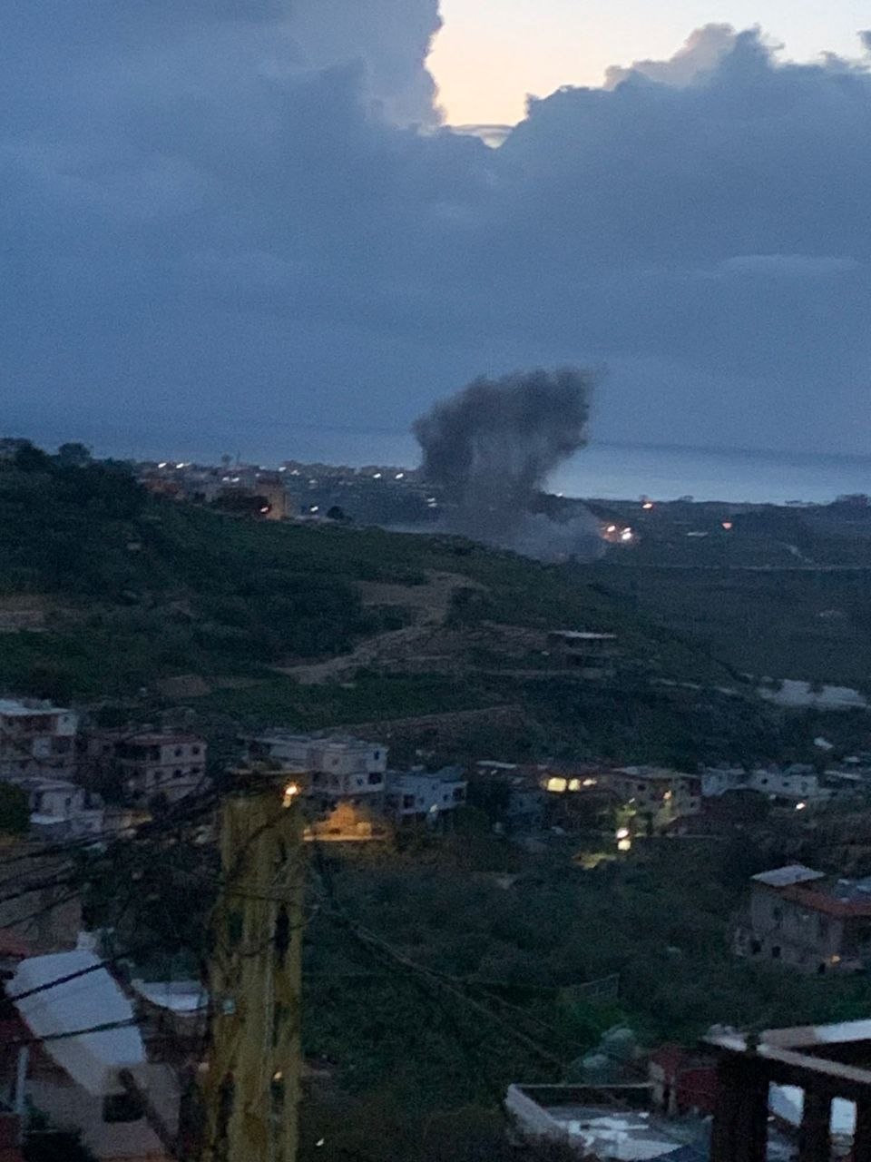 طيران الاحتلال يستهدف جسر القاسمية للمرة الثانية