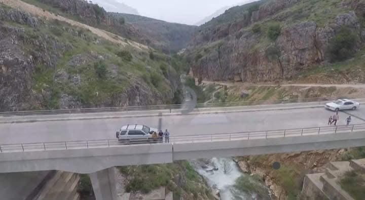 يقع جسر الدلافة الذي هدده الاحتلال قبل قليل فوق نهر…