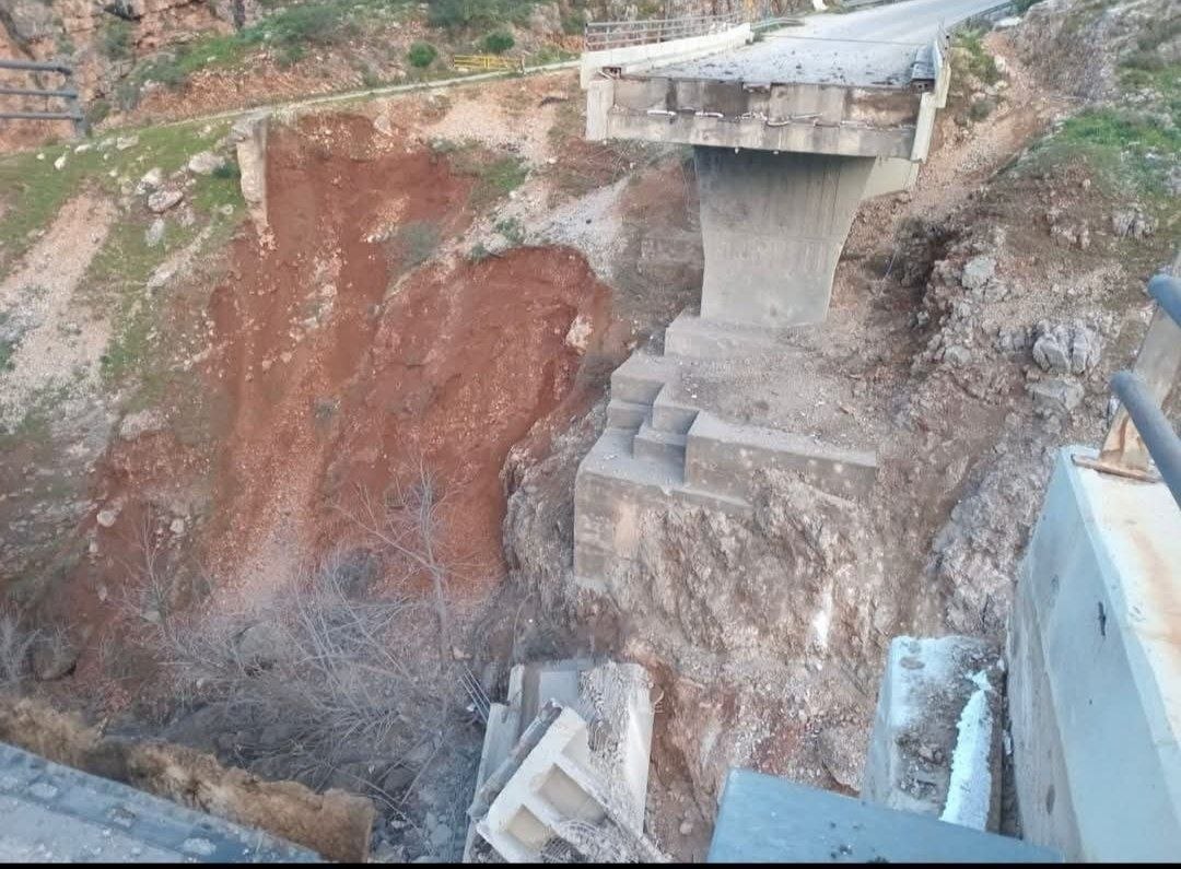 آثار الدمار في جسر الدلافة الذي يربط حاصبيا جنوبي لبنان…