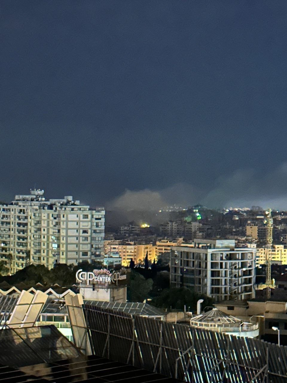 🚨 صورة من مكان الغارة الصهيونية التي استهدفت محيط ملعب…