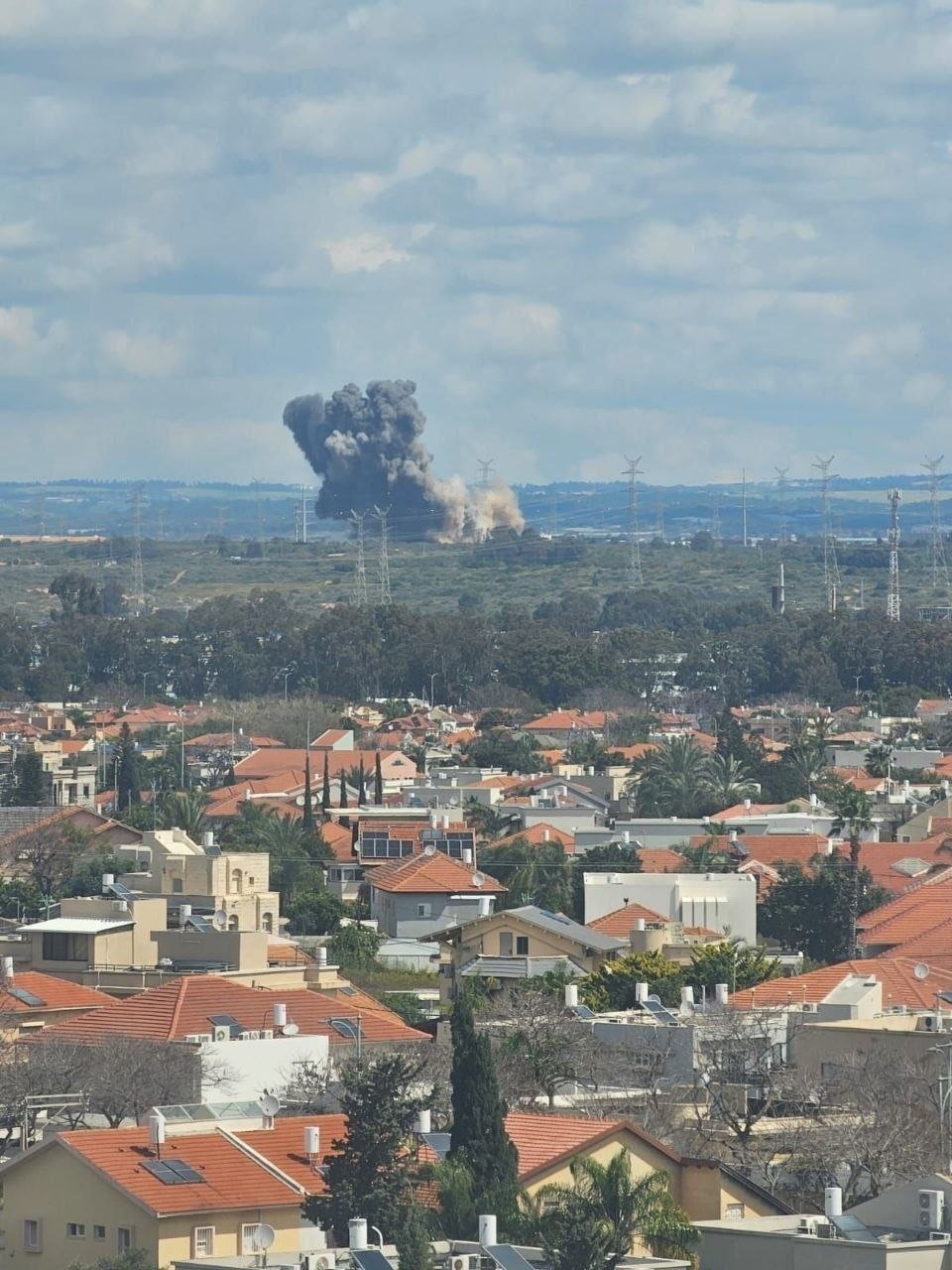 صورة جديدة لموقع إصابة الصاروخ الإيراني في محطة الكهرباء بمدينة…