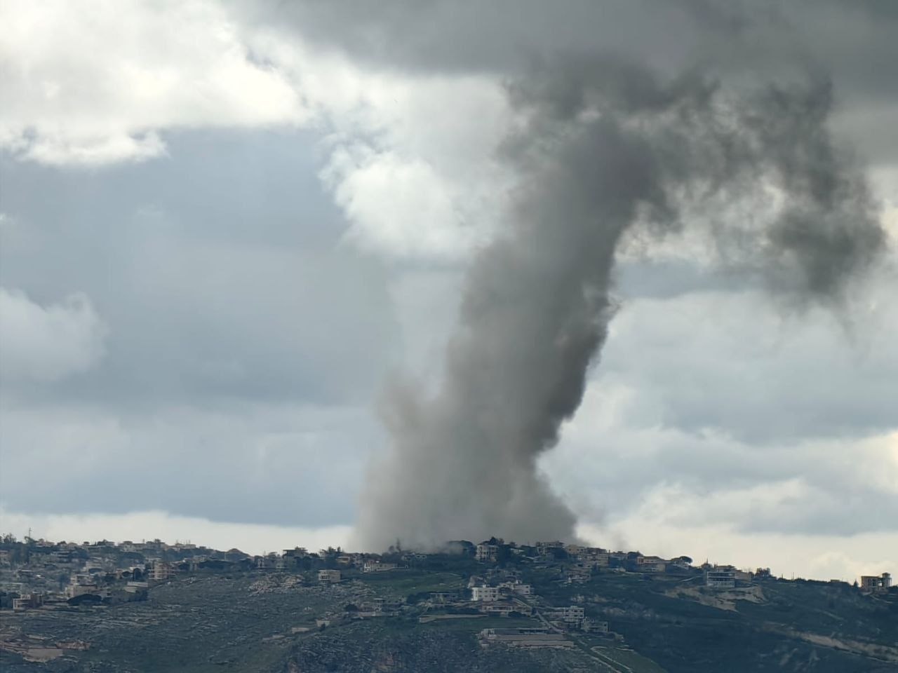 قوّات الاحتلال تقوم بنسف منازل في بلدة الطيبة جنوب لبنان