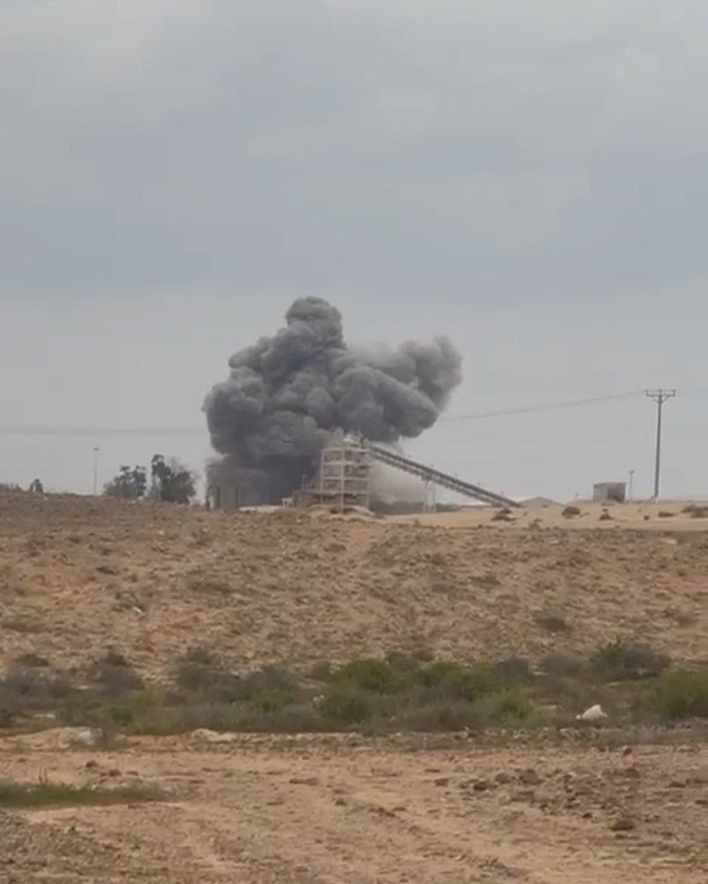 عاجل || إيران تقصف مصانع “روتيم” للكيماويات بالنقب جنوب فلسطين…