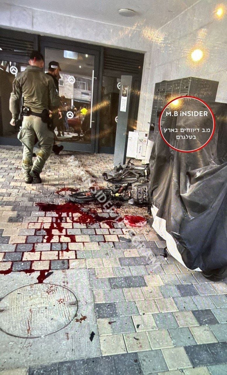 دماء أحد المستوطنين المصابين جراء القصف الذي نفذه حزب الله…