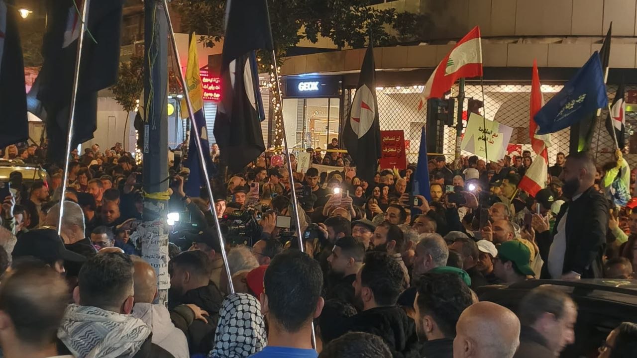 مسيرة رافضة للعدوان وداعمة للمقاومة في شارع الحمرا في العاصمة…