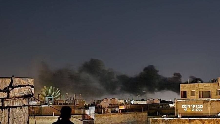 🚨 تصاعد أعمدة الدخان جراء قصف أمريكي صهيوني قرب مطار…