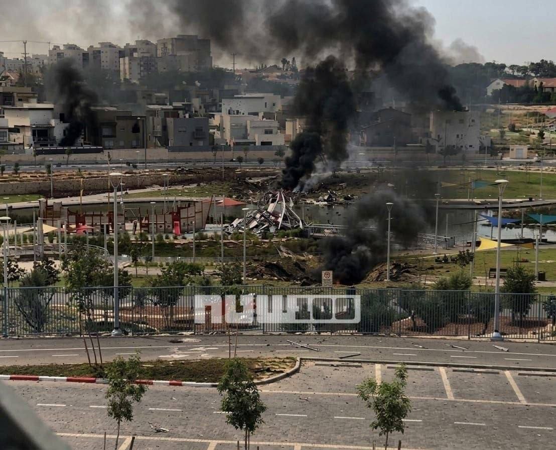 من مكان سقوط أحد الصواريخ الإيرانية في بئر السبع المحتلة،…