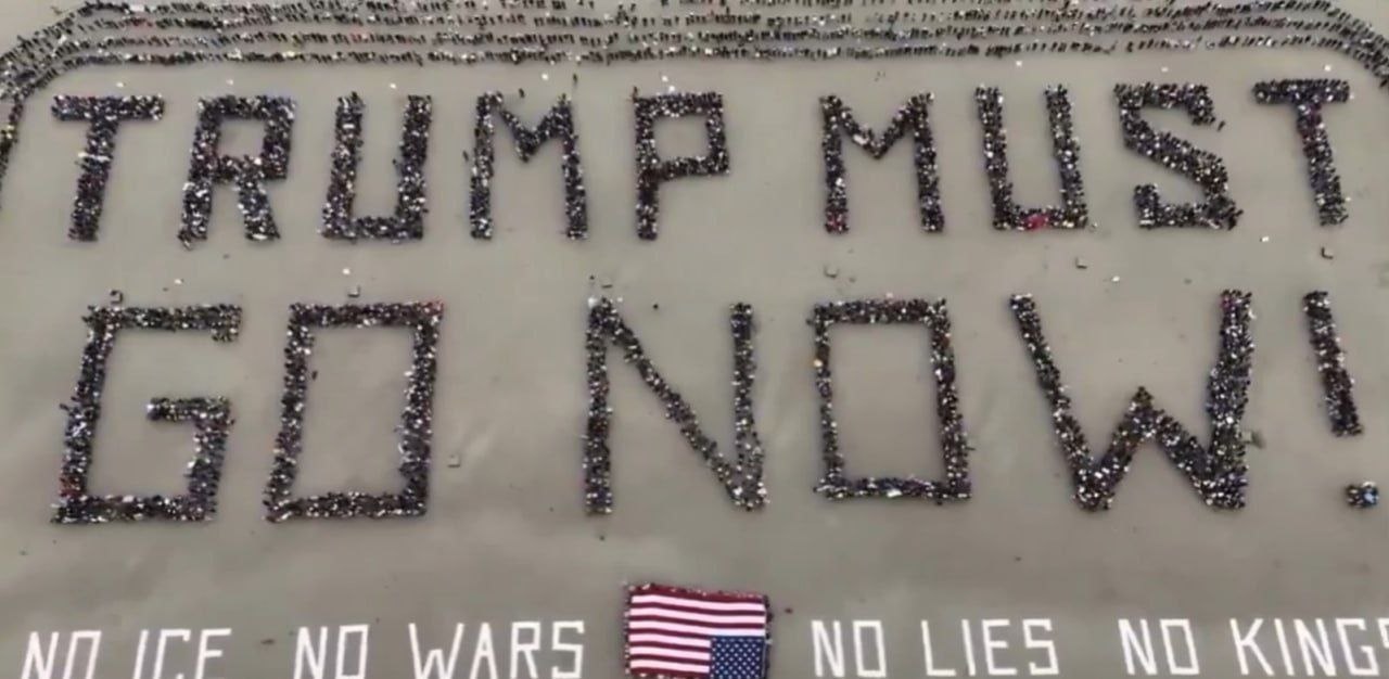 ترامب يجب أن يرحل الآن.. متظاهرون بالولايات المتحدة يشكلون لافتة…