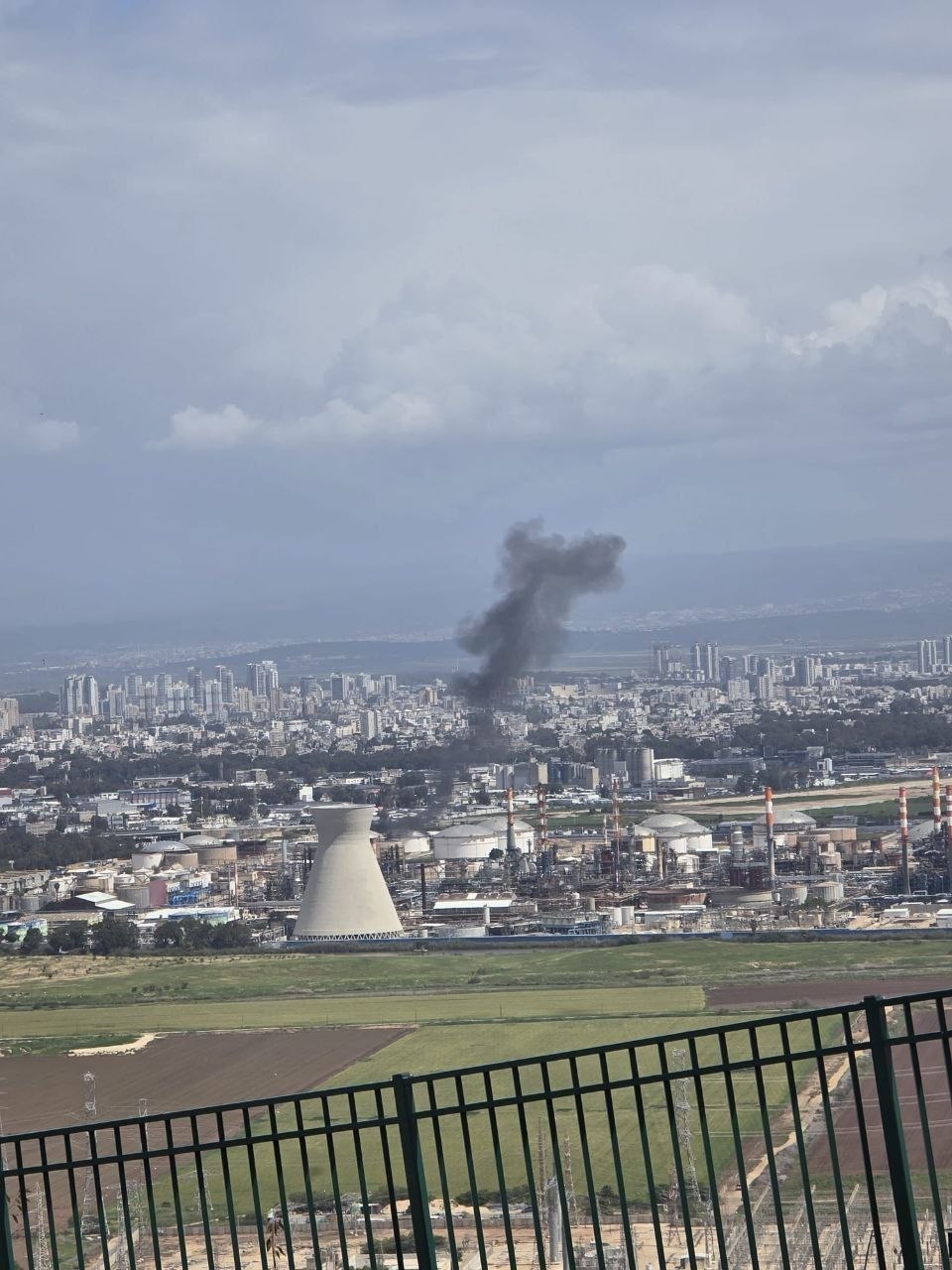 مصادر عبرية: مجدداً..سقوط صواريخ على مصافي النفط في حيفا.
